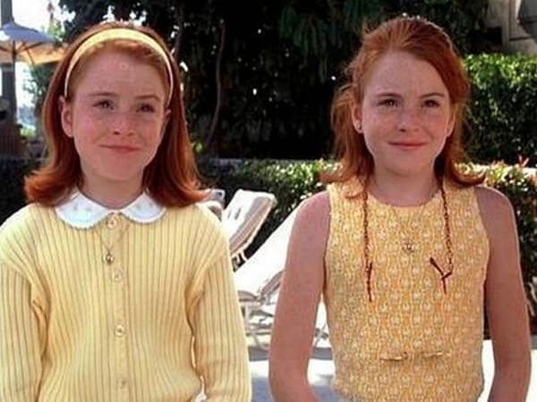 Lindsay Lohan como gemela con vestido amarillo