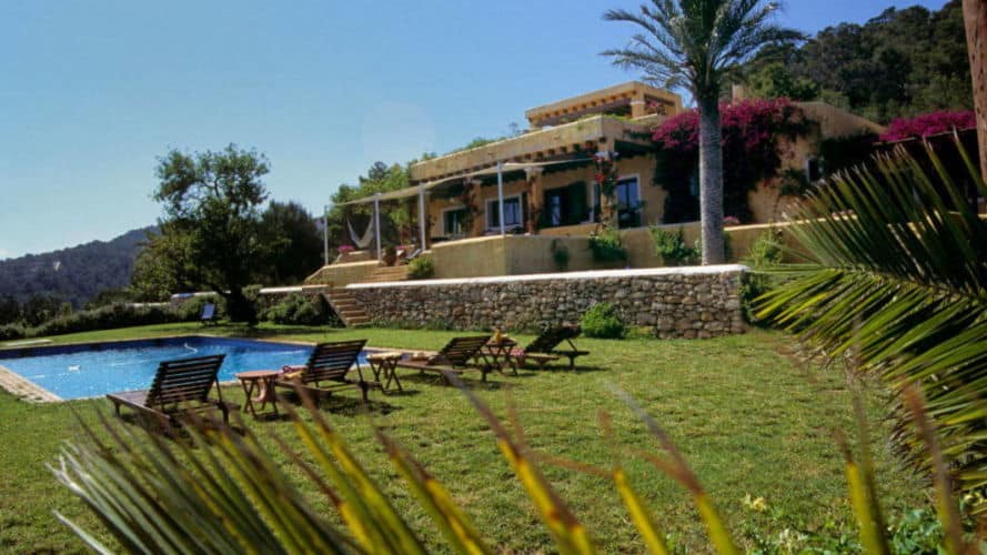Las villas en Ibiza le ofrecen a los ricos y famosos una exclusividad que no pueden conseguir en Los Ángeles
