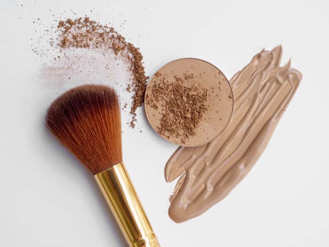 Cómo conseguir que el maquillaje no se quede en las mascarillas