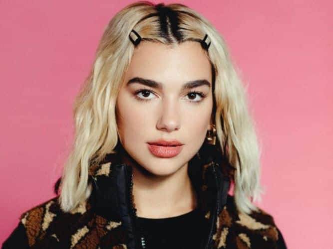 Dua Lipa con su cabello amarillo