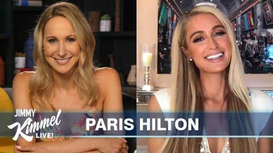 Paris Hilton durante una entrevista con Nikki Glaser