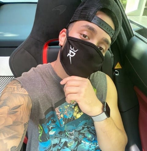 Cantante Prince Royce usando la mascarilla dio positivo al COVID-19 