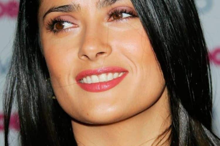 Salma Hayek sonriendo con cutis hermoso