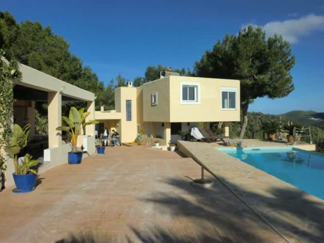 Las villas en Ibiza le ofrecen a los ricos y famosos una exclusividad que no pueden conseguir en Los Ángeles
