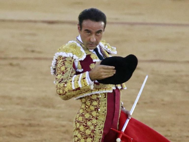 Enrique Ponce triunfa en la plaza de toros de Osuna sin la presencia de su novia