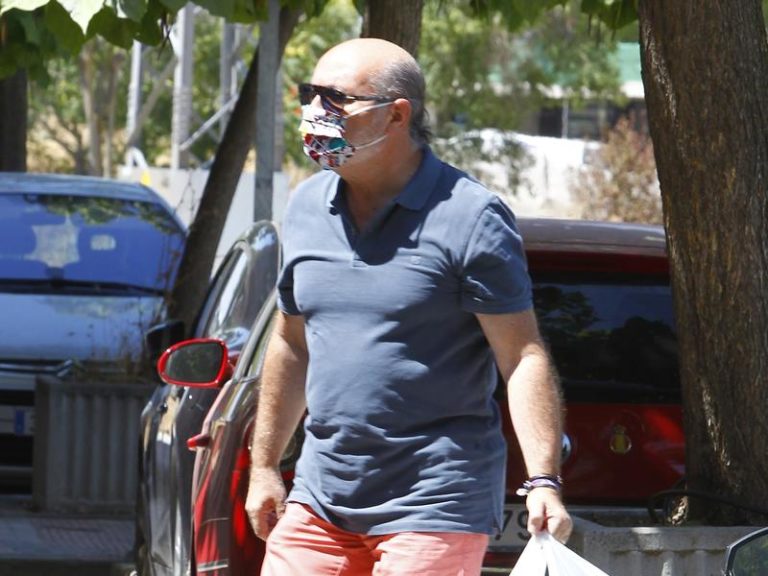 José Carlos, marido de Carmen Borrego, lleva comida a la casa de Alejandra Rubio