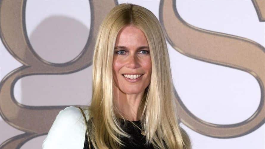 Claudia Schiffer a medio sonreir