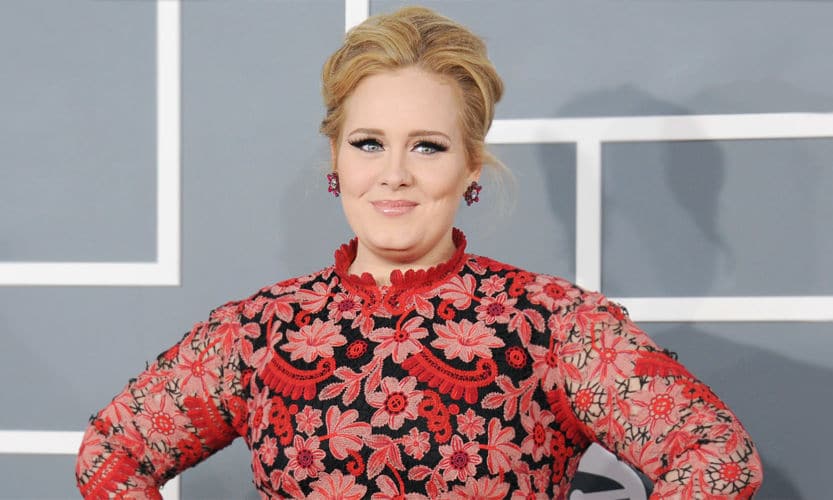 Adele contenta con un vestido rojo