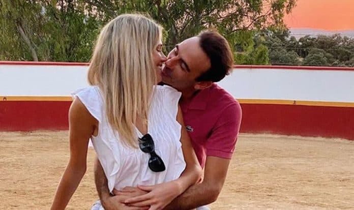 Ana Soria y Enrique Ponce beso. El abuelo y familia muy enfadada