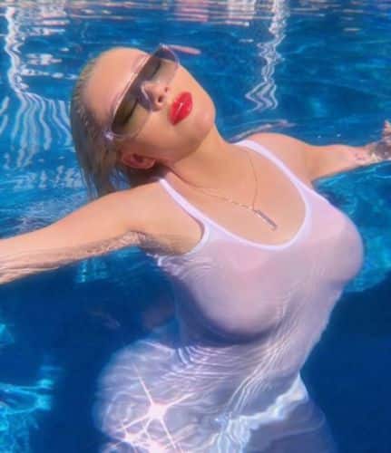 Christina Aguilera es la única persona que puede lucir un vestido ceñido blanco transparente en una piscina