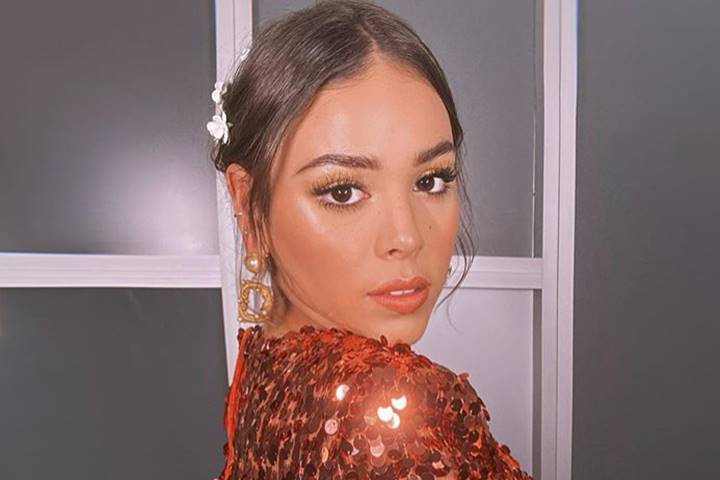 Danna Paola mira a la cámara