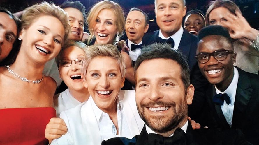 Ellen DeGeneres y la famosa selfie de los Oscar 2014 con radley Cooper, Meryl Streep, Julia Roberts, Kevin Spacey, Brad Pitt, Lupita Nyong'o y Jennifer Lawrence.