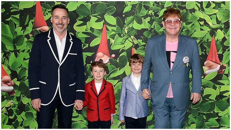 Elton John en compañía de su esposo y sus dos hijos