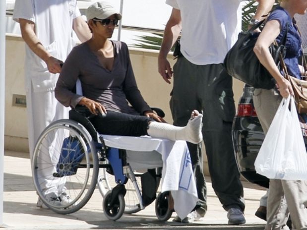 ¡Son humanos! Reese Witherspoon, David Beckham, Halle Berry y otros famosos que han aparecido heridos de verdad Halle Berry