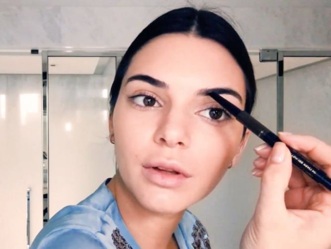 Kendall Jenner maquilla sus cejas
