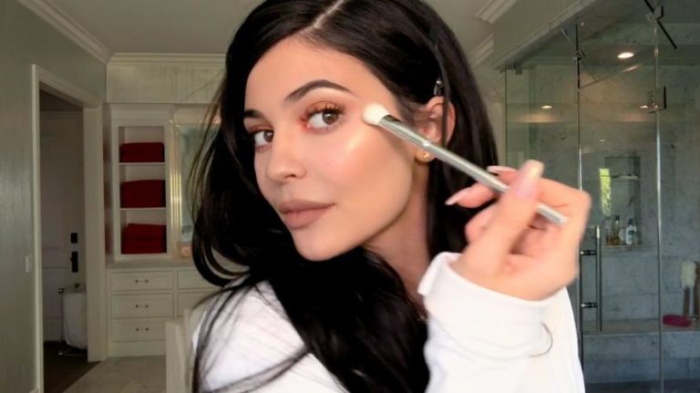 Maquíllate como Kylie Jenner y potencia tu mirada
