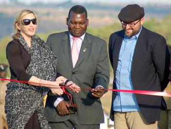 La reina del pop Madonna y Michael Berg crearon la fundación "Raising Malawi"