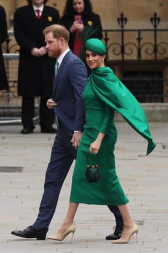 Meghan Markle en un vestido satinado verde esmeralda de Emilia Wickstead