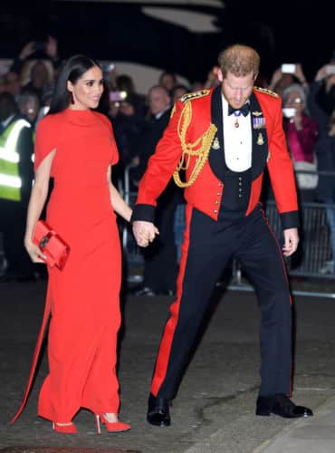 Meghan Markle en un vestido rojo con capa de Safiyaa