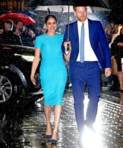 Meghan Markle en un vestido azul brillante de Victoria Beckham