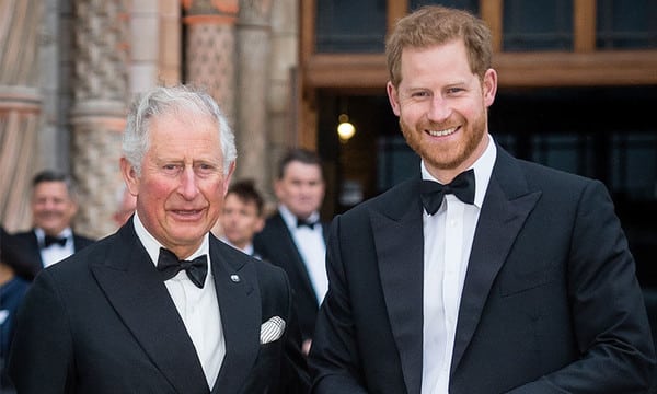Príncipe Harry acompañado de su padre, el príncipe Carlos