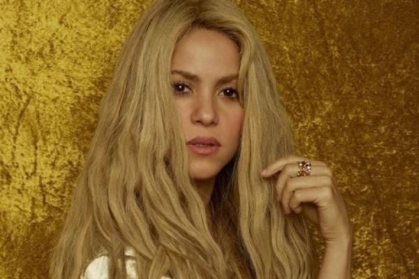 Shakira con el cabello dorado