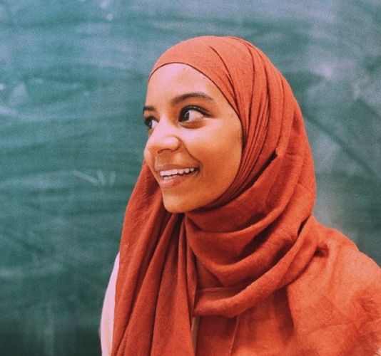 Hajar Brown interpreta Amira