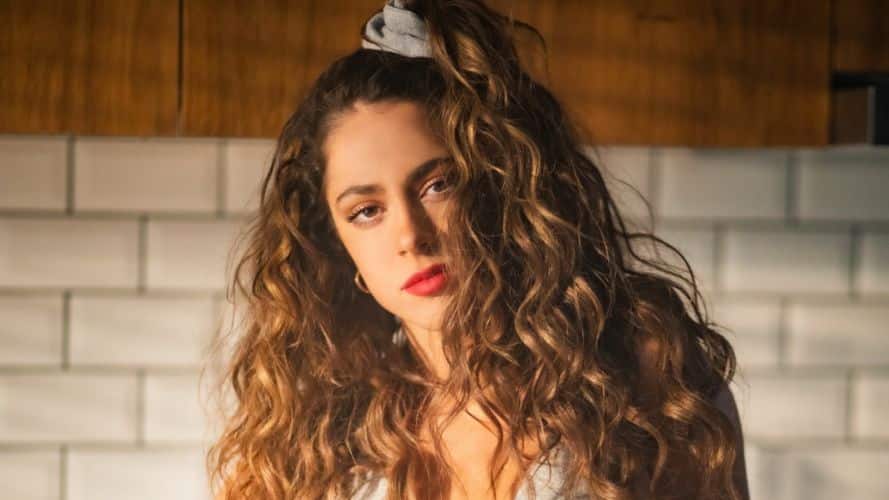 Tini Stoessel con los labios rojos