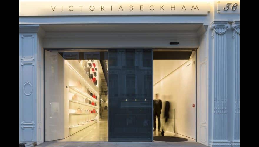 La polémica de Victoria Beckham y los despidos masivos para mantener a flote su marca Tienda de Victoria Beckham ubicada en Londres