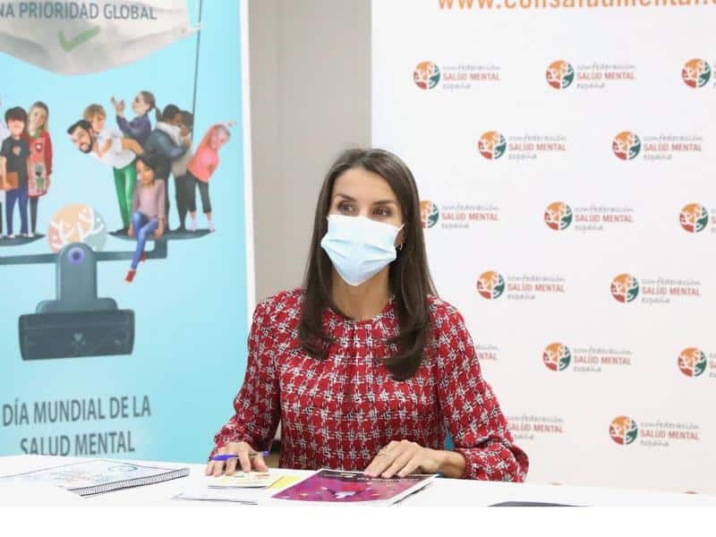 La reina Letizia repite modelito para reunirse en una de las zonas confinadas