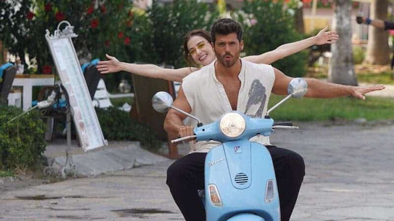 Can Yaman y Özge Gürel 