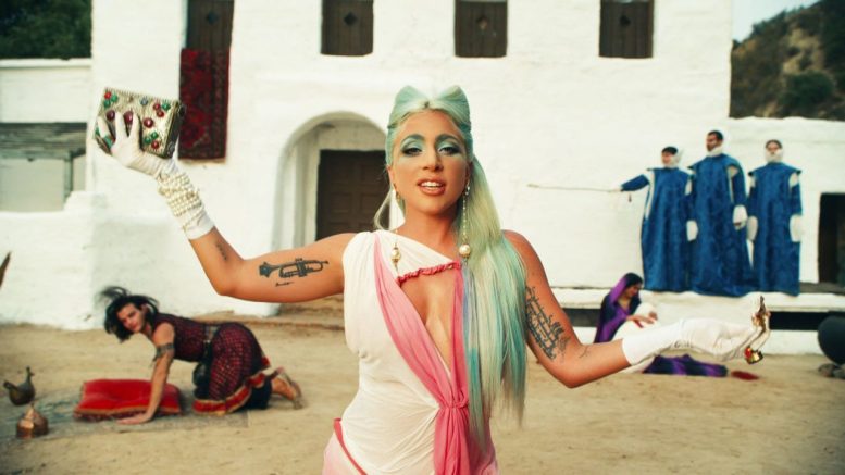 Lady Gaga en su video clip "911"