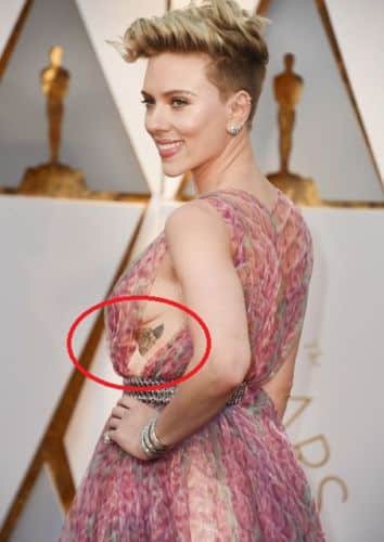 Scarlett Johansson, tatuaje de rosa en su costilla izquierda