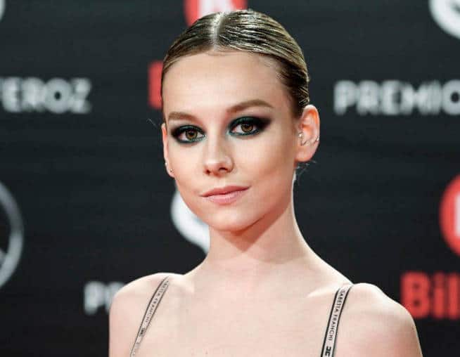Ester Espósito también es fanático del maquillaje metalizado y el smokey eyes
