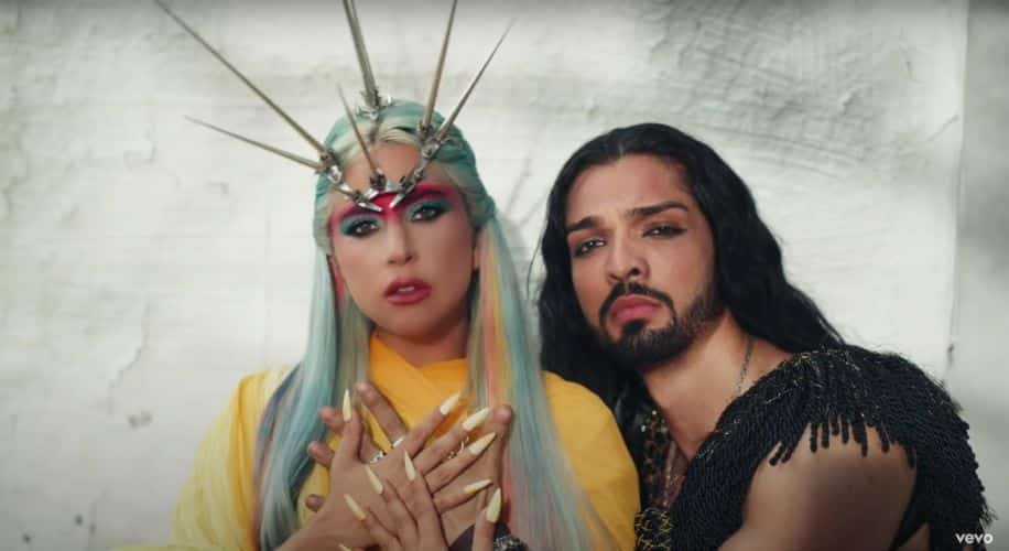 Lady Gaga en su video clip "911"