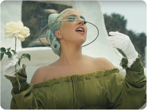 Lady Gaga en su video clip "911"