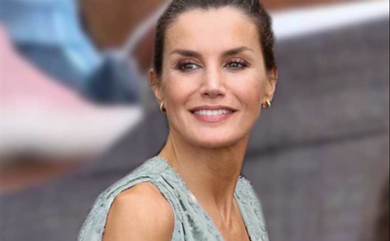 La reina Letizia repite modelito para reunirse en una de las zonas confinadas