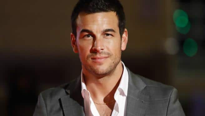 Mario Casas conquista a todo el mundo con este look de galán