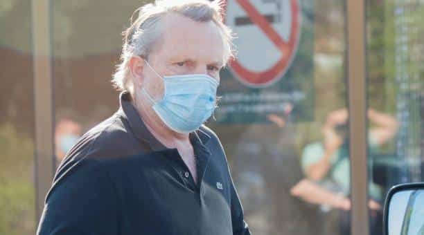 A pesar de sus teorías, Miguel Bosé fue visto usando la mascarilla