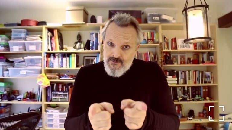 Miguel Bosé y su 'complicado' paso por la Feria del libro: "Que te den"