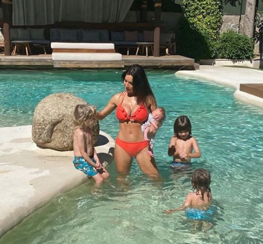 Pilar Rubio con sus cuatro hijos