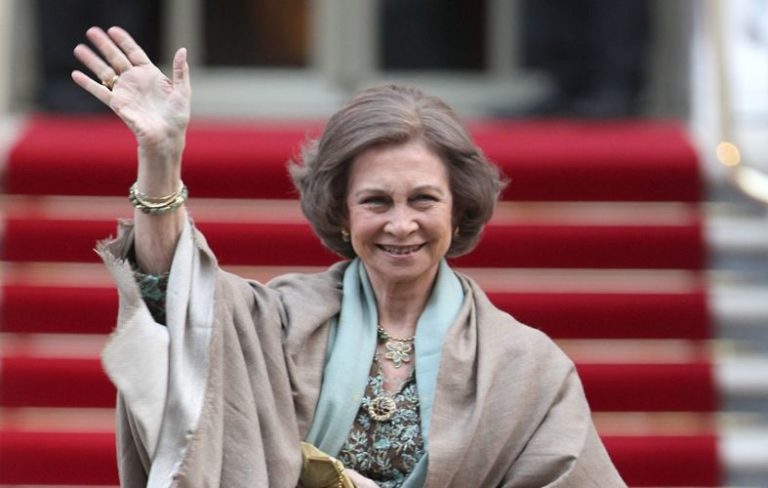 La reina Sofía ‘vence’ a Corinna: la reciben con aplausos y vítores a pesar de los escándalos