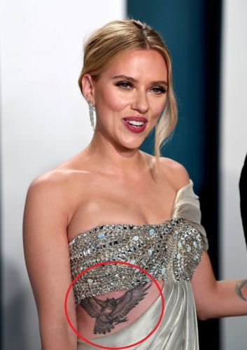 Scarlett Johannson y su tatuaje de buho