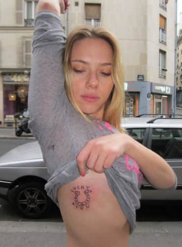 Scarlett Johansson y su tatuaje de herradura