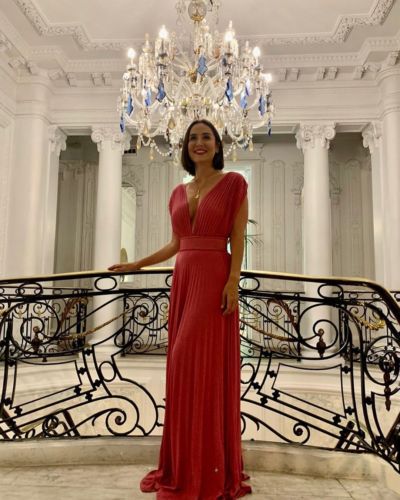 Tamara Falcó con un elegante vestido plisado