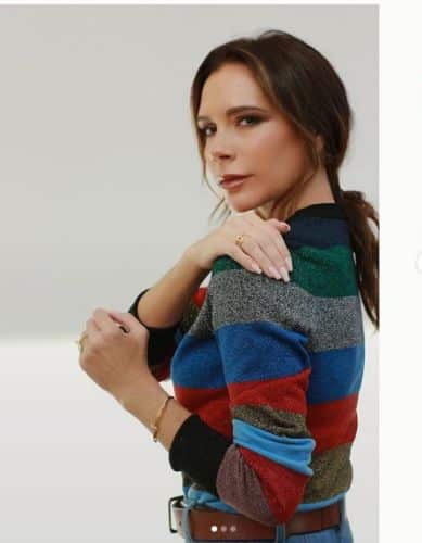 Victoria Beckham acudió a sus redes sociales para probarse algunos de los diseños de su nueva colección 