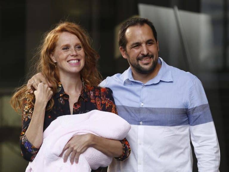 María Castro y José Manuel Villalba presentan a su hija Olivia