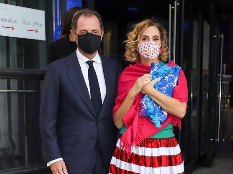 Ágatha Ruiz de la Prada y Luis Gasset, romántico paseo por la playa