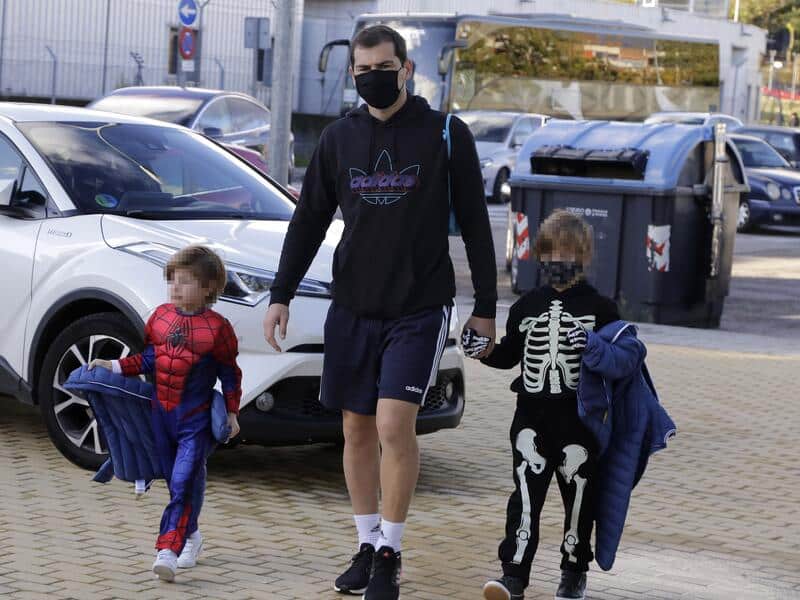 Se nos cae la baba con esta foto de Iker Casillas llevando a sus hijos disfrazados de Halloween
