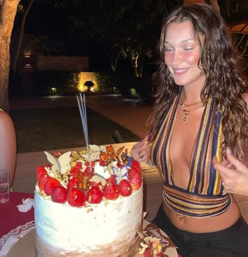 Bella Hadid llevó a sus amigas a una escapada tropical